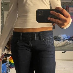 Lågmidjade pepe jeans  - Lågmidjade pepe jeans. Waist 30. Längd: 32. Insydda i midjan, skriv för bild. Rakt över midjan: 40. Innerben: 79. Mörkblåa/marinblå
