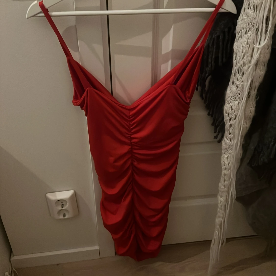 Röd omlottklänning med drapering - 1