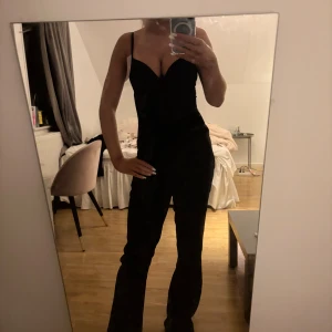 Hm body  - Populär hm body i st xs som är slutsåld. Säljer pågrund av att den var förliten och prislapp sitter därmed frf på. Skriv för fler bilder eller frågor 💕