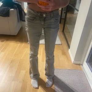 Grå bootcut jeans från Gina - Snygga grå jeans från Perfect Jeans i storlek 32. Modellen har bootcut-ben och klassisk femficksdesign. Jeansen har låg midja och är tillverkade i mjukt denimtyg med en lätt tvättad look. Köpta för 500kr