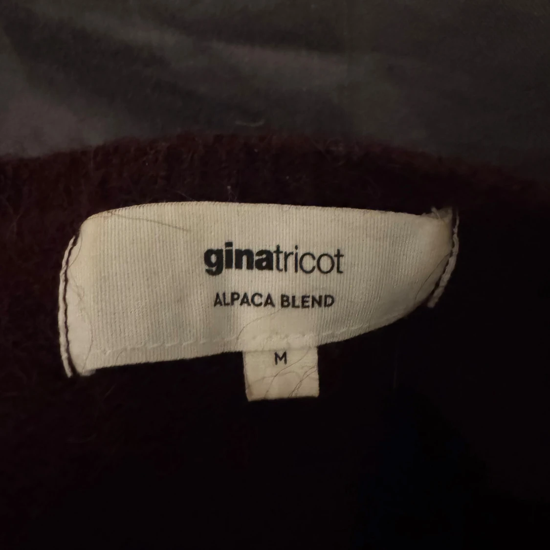 Vinröd kofta med knappar från Ginatricot - 4