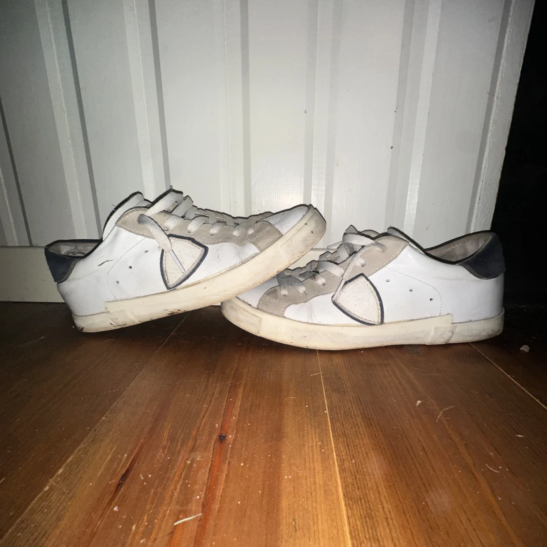 Philippe Model vita sneakers med snörning