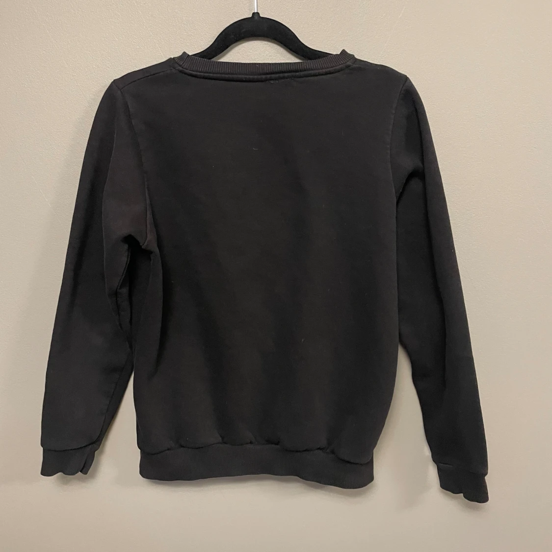 Svart sweatshirt från Stories XS - 1