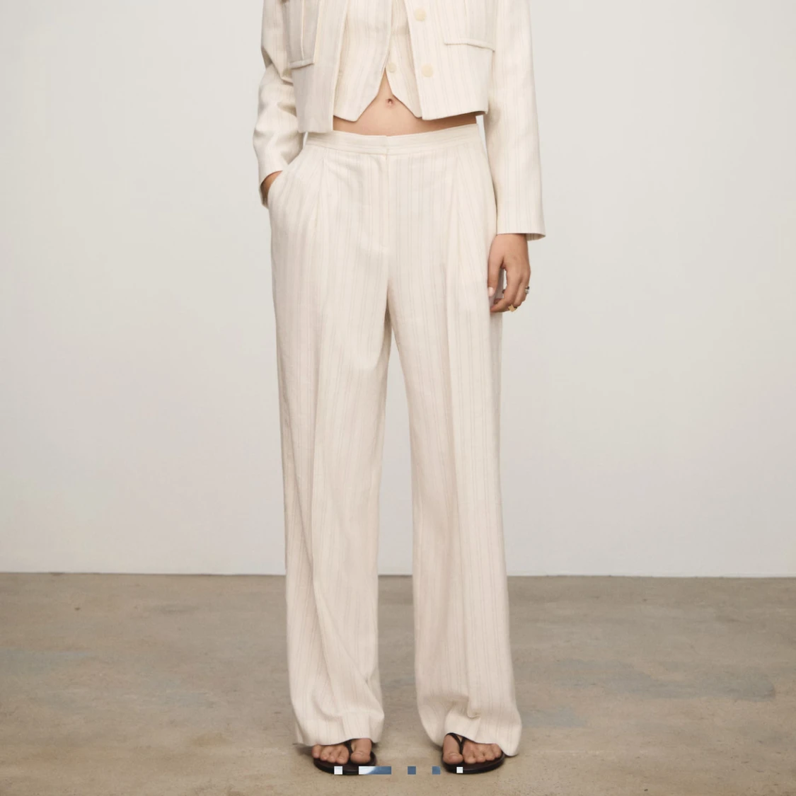 Randiga ljusa linnebyxor