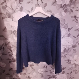 Mörkblå stickad tröja från 157 - Mysig mörkblå stickad tröja från 157 med rund halsringning och långa ärmar. Tröjan har en enkel och stilren design som är lätt att matcha med olika outfits. Perfekt för kyliga dagar när du vill vara både bekväm och snygg.