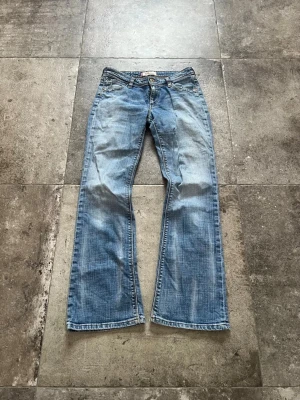 Vintage Flared Levi’s Jeans - tjatja! säljer mina riktigt schyssta levis 572or i 30/32👏 Otroligt fet wash på dessa och sitter perfekt🫡 tveka inte på att skriva ifall ni har fler frågor! 