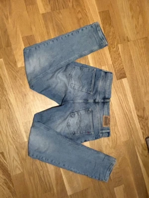Reaplay jeans slim - Säljer ett par snygga replay jeans. Ljusa med mörka toner i strl 14A men sitter ungefär som 27-28W. Tveka inte att fråga vid minsta fundering. 