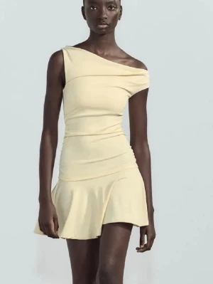 Ljusgul one shoulder kort klänning - Trendig ljusgul kort klänning från Zara. Endast använd en gång