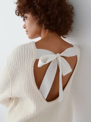 Stickad tröja med rosett - Stickad tröja från Gina Tricot med rosett bak