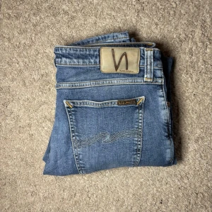 Nudie jeans - Tja! Säljer ett par Nudie jeans i storleken (33/32)-skick 8/10. Vid minsta fundering hör av er!