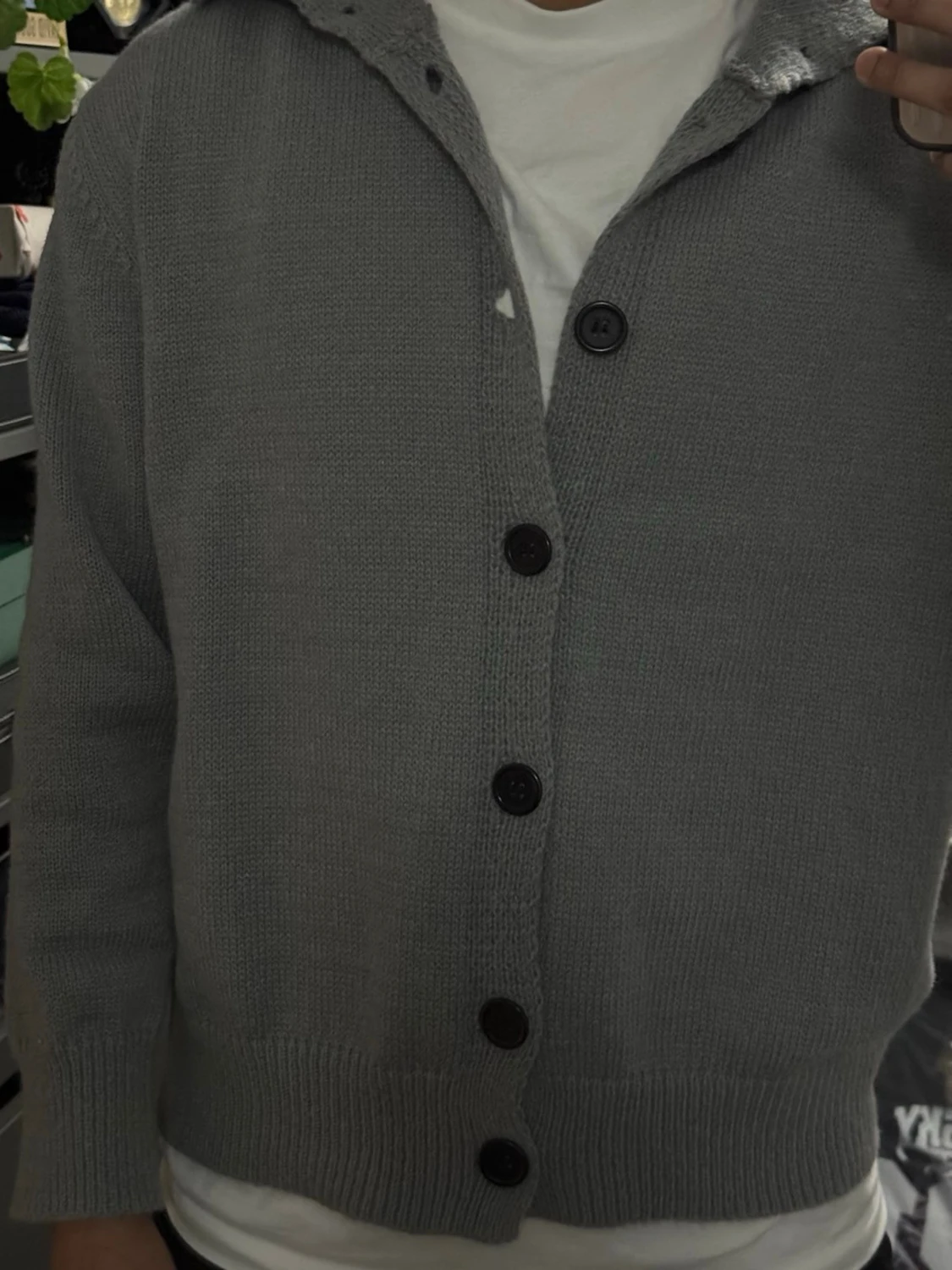 Grå stickad kofta med knappar