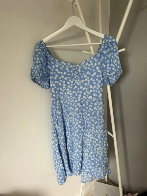 Blå blommig klänning Holly Whyte - Jättesöt blommig klänning med puffärmar. Perfekt till sommaren🥰knappt använd 