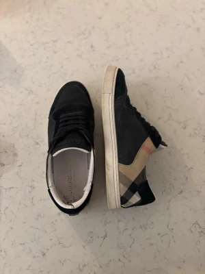 Svarta burberry skor - Svarta burberry skor. Köpa för 2500kr säljer billigare eftersom dom är använda och har växt ur dom. Säljer gärna så snabbt det går. Storlek 44. Hör av dig vid intresse