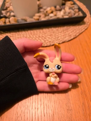 Littlest pet shop - Littlest pet shop kanin Finns fler i min profil för samfrakt. Följ gärna mitt konto då jag kommer lägga upp fler figurer😊