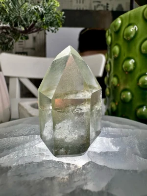 Lodolit torn - klorit, fantomen och regnbåge - Slipad spets av lodolitkvarts med vackra inneslutningar.   Lodolit sägs bära på kvartsens egenskaper som förstärkare men lär även stärka förmågan att kunna kommunicera med både fysiska och icke-fysiska andeväsen. De kan avslöja sanningar på ett kärleksfullt sätt, jorda och ge balans i hela det energifält som omger dig. Kallas för shamanens kristall 💚   💕Sägs ge en inblick i tid och rum  💕Kan ge kontakt med moder jord och naturen  25 gram  4x2.5x2.5 cm Hög kvalitet från Brasilien 🇧🇷  