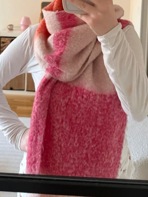 Rosa och orange  halsduk - Supermjuk och stor halsduk i rosa och orange med melerat mönster. Från Galarie Lafayette i Paris 