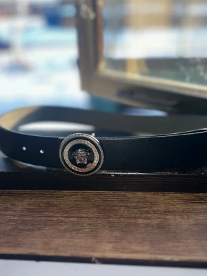 Versace Bälte - Guld/Svart Versace Bälte. Vet inte riktigt vad det är värt så pris kan diskuteras! Väldigt bra skick enligt mig. Inte använd mycket!