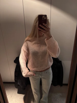 Ljusrosa stickad cropped tröja - Jättesnygg och mysig tröja från Subdued 🩷