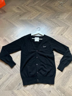 Gant stickad tröja (gammal modell) - Säljer en tvär fet och rätt så gammal stickad tröja från Gant. Den sitter som en smeck och är i storlek XS ~ S, skulle säga att den är mer åt XS hållet. Priset är inte hugget i sten och kan diskuteras vid intresse🙌🤩