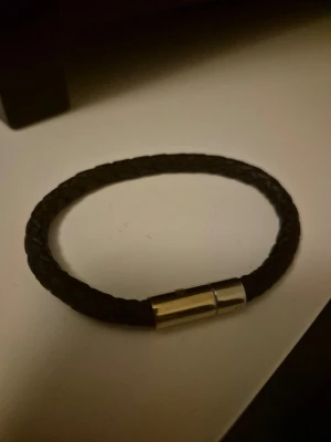 Armband Skultuna - Ett kvalitativt armband från Skultuna, nypris ligger på cirka 800 senaste gången jag kollade. Har inte använt den särskilt mycket, men gulfärgen har försvunnit något. Den är gjord av äkta läder.