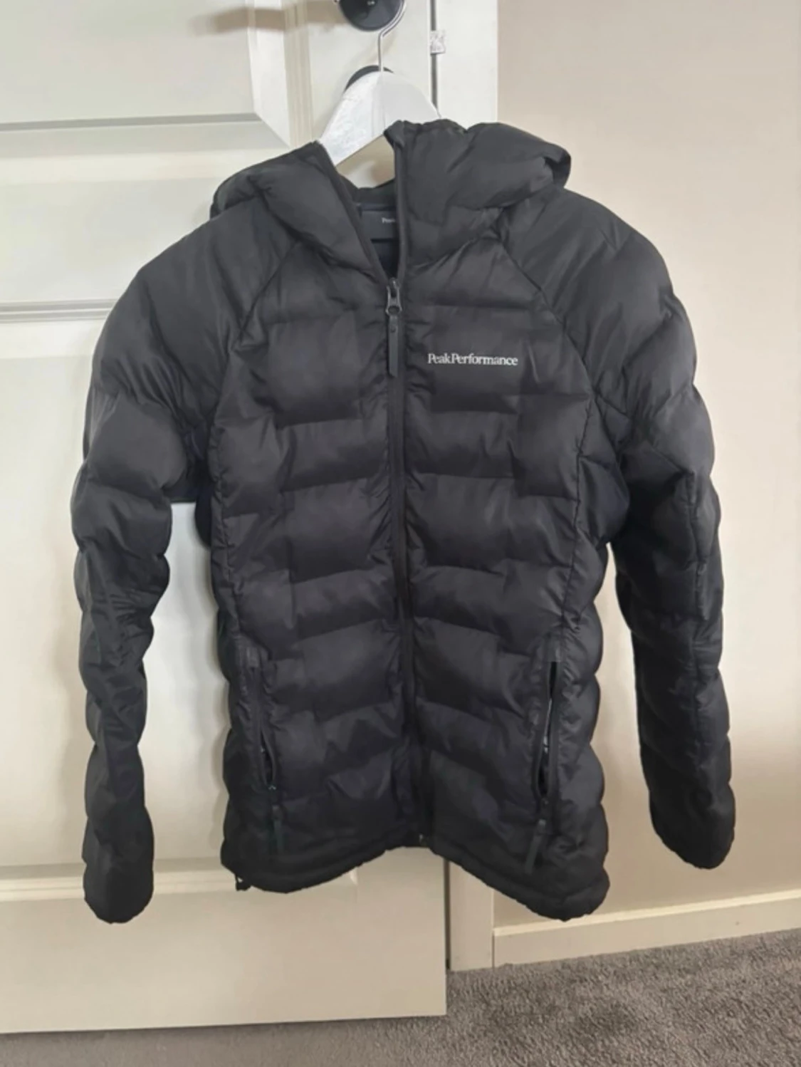 Svart dunjacka Peak Performance XS