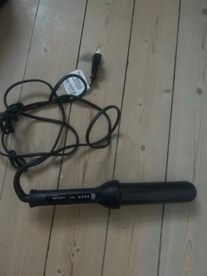 Svart locktång från Cloud Nine - Säljer en svart locktång från Cloud Nine med bred cylinderformad stav och flera värmeinställningar. Den är perfekt för att fixa stora lockar. 