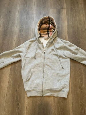 Burberry tröja  - Burberry tröja i fint skick storlek m men passar s 