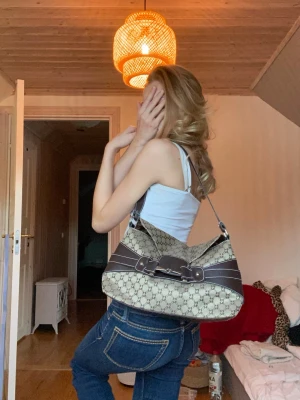 Fake liknande Gucci beige axelväska med monogram - I bra skick! Kan stängas och öppnas men glappen går inte att stänga fast men det fins en drag kedja!