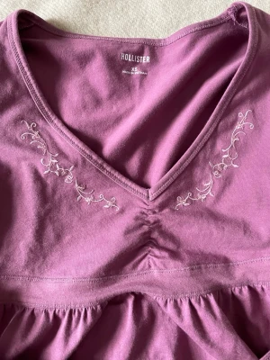 Babydoll topp Hollister xs - Jag bara ÄLSKAR hollisters babydoll toppar och sekunden jag rev upp pappret och såg den klippte jag bort lappen. Nu i efterhand är jag skitsur för den är en storlek lite för liten så den blir lite tajt för mig i armarna😭😭😓därför säljer jag den nu o hoppas att den passar bättre på någon annan💗