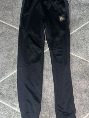 Svarta Nike Air Max mjukisbyxor - Säljer ett Nike sett passar inte mig längre. Skönt material 