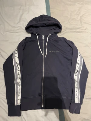 GANT zip up hoodie - Zip up hoodie från GANT i storlek xs. Hör av dig vid frågor!
