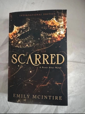 Scarred av Emily McIntire - Engelsk bok, läst en gång och är i jättefint skick.