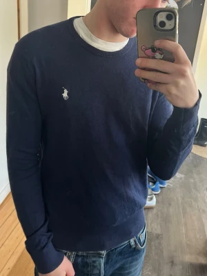 Ralph lauren Kashmir tröja - Riktigt fet Ralph lauren tröja i Kashmir, den är i väldigt bra skick förutom ett väldigt litet hål långt ner, men inget som syns o går att laga väldigt lätt. Kolla gärna in mina andra plagg!