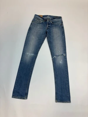 Dondup jeans - Ett par riktigt snygga jeans från Dondup! Storlek 30. Priset är 449 men kan gå ner vid snabb affär. 