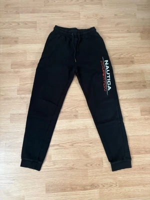 Nautica Competition Mjukisbyxor  - Säljer denna då den inte längre används  Märke - Nautica Competition  Storlek - S  Midjemått - 36cm Innerbenslängd - 76cm  Säljer även en matchande hoodie  Pris går att diskuteras