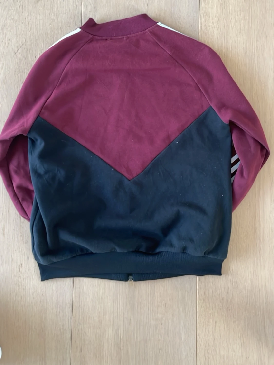 Adidas vinröd och svart ziptröja - 1