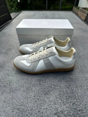 Maison margiela gats vit - Ett par riktigt feta gats i storlek 41, box och dustbags fås med, skickar samma dag!