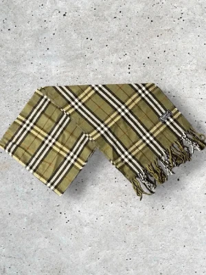 Burberry halsduk - Säljer en snygg olivgrön Burberry halsduk med det ikoniska rutmönstret. Tillverkad i 100% mjuk och värmande ull. 📏 Mått: Längd-145cm, Bredd-30cm Pris kan diskuteras!