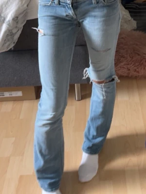 Fornina Jeans med snygga slitningar - Nu säljer jag mina favorit jeans från fornina. Midjemått och innerbenslängden finns bild på. De har tvp små hål i skrevet men går enkelt att fixa och även ett litet hål i hålen men inga av skadorna syns när man använder dem. Jag är 172 som referens! Skriv vid frågor. Står ingen storlek i jeansen men dem sitter som en S