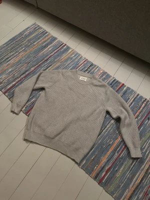 Maison Margiela knit sweatshirt - Snygg grå knit sweat från maison margiella. Den är i nyskick då den aldrig blivit andvänd. Vid frågor tveka inte på att höra av dig. 