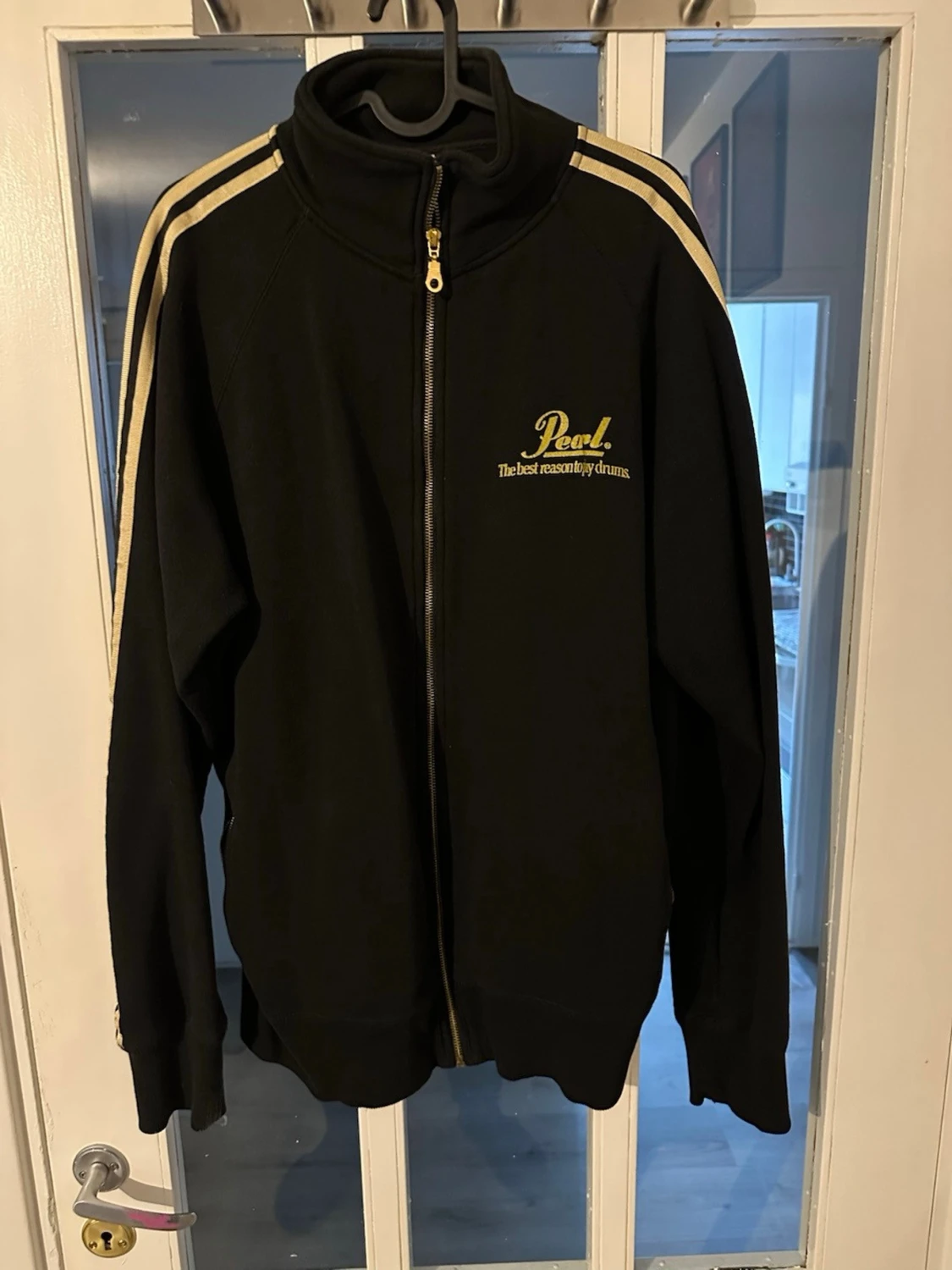 Svart Pearl ziptröja med gulddetaljer