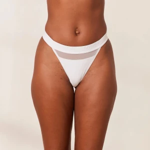 Oanvända vita mesh-trosor från Lounge Underwear, strlk XS - Eleganta vita mesh-trosor från Lounge Underwear i storlek XS. En stilren och feminin modell med transparenta detaljer som ger ett exklusivt & modernt uttryck. Trosorna är oanvända & endast tvättade, så i nyskick! Mjukt & följsamt material som sitter bekvämt & snyggt på kroppen, perfekta både till vardag & speciella tillfällen! FÖRST TILL KVARN!