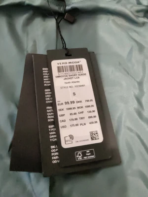 Blå mockaskinnjacka från Vero Moda - Snygg blå skinnjacka i mocka från Vero Moda med dragkedja framtill och coola metalldetaljer. Jackan har klassisk krage och en stilren look som passar perfekt till jeans eller klänning. Modellen heter VMROYCE SHORT SUEDE JACKET LCS. Den är helt ny köpte den igår men jag. Måste sälja den nu kan prata om priset