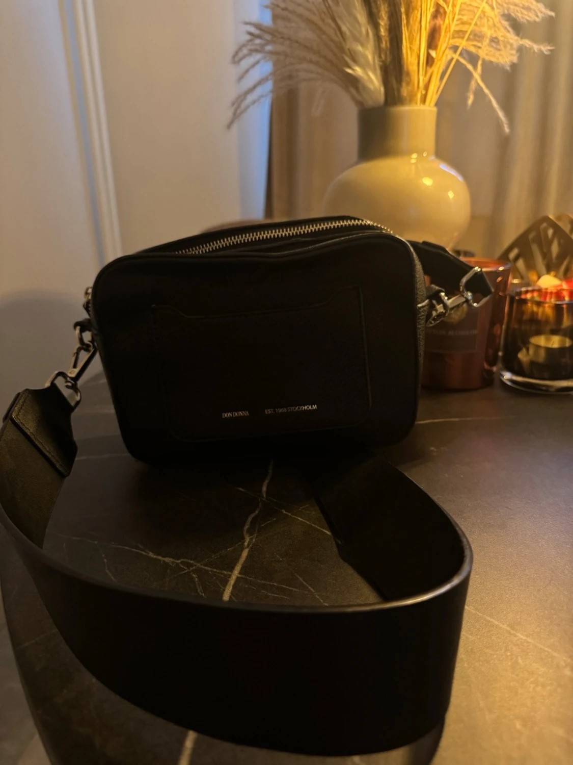 Svart axelväska från Don Donna - 2