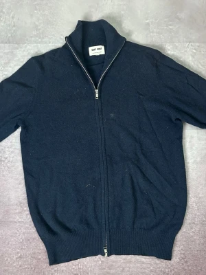 Softgoat full-zip 100% cashmere - Mycket fint skick | Size S | fraktar inom 24 timmar | för att köpa klicka ”köp nu” | vid frågor eller funderingar skriv en meddelande | följare får bättre rabatter🙌