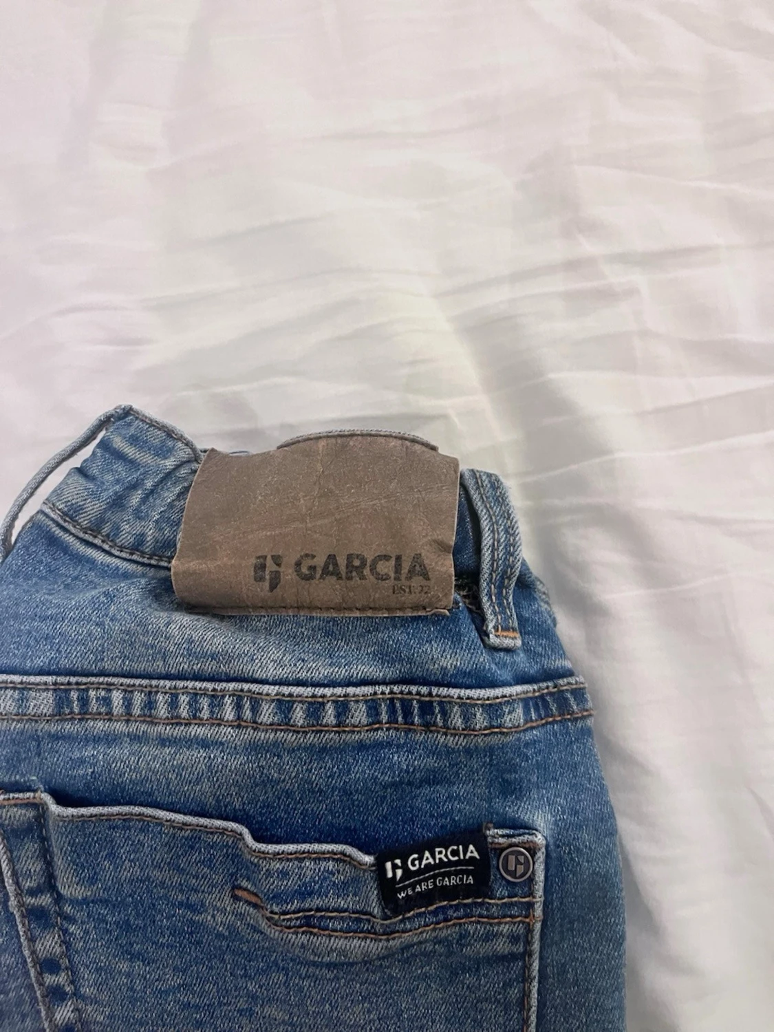 Blå jeans från Garcia med läderpatch - 2