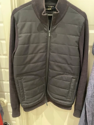 Svart  cardiganjacka Massimo dutti - Stilren svart cardiganjacka från Massimo dutti. Kvalité 8/10 .Använd denna höst.