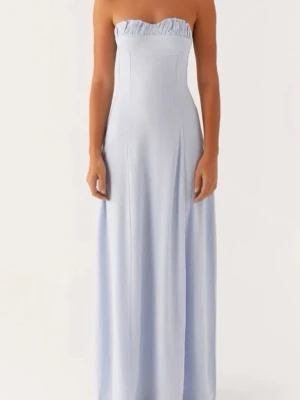 Ljusblå peppermayo axelbandslös långklänning - Snygg ljusblå axelbandslös långklänning med rynkad kant upptill. Klänningen har en elegant och enkel siluett som faller rakt ner. Perfekt för dig som gillar stilrena och feminina plagg. Aldrig andvänd