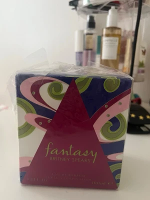 Britney Spears parfym  - 100 ml. Halv inplastad och bara bra. Köp ej den är reserverad 