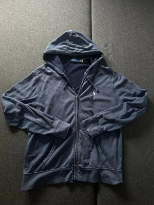 Mörkblå Terry zip från Ralph Lauren - Mörkblå Terry zip från Ralph Lauren i storlek L. Hör av er vid funderingar.